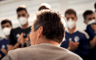 Juan Carlos Unzúe con el equipo de Osasuna y su silla eléctrica Joytec Pro