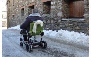 silla de ruedas eléctrica Joytec en la nieve